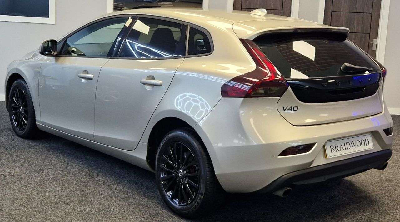 A 2017 VOLVO V40 2.0 D3 Momentum Nav Plus Hatchback 5dr Diesel Manual Euro 6 (s/s) (150 ps) A 2017 VOLVO V40 2.0 D3 Momentum Nav Plus Hatchback 5dr Diesel Manual Euro 6 (s/s) (150 ps)