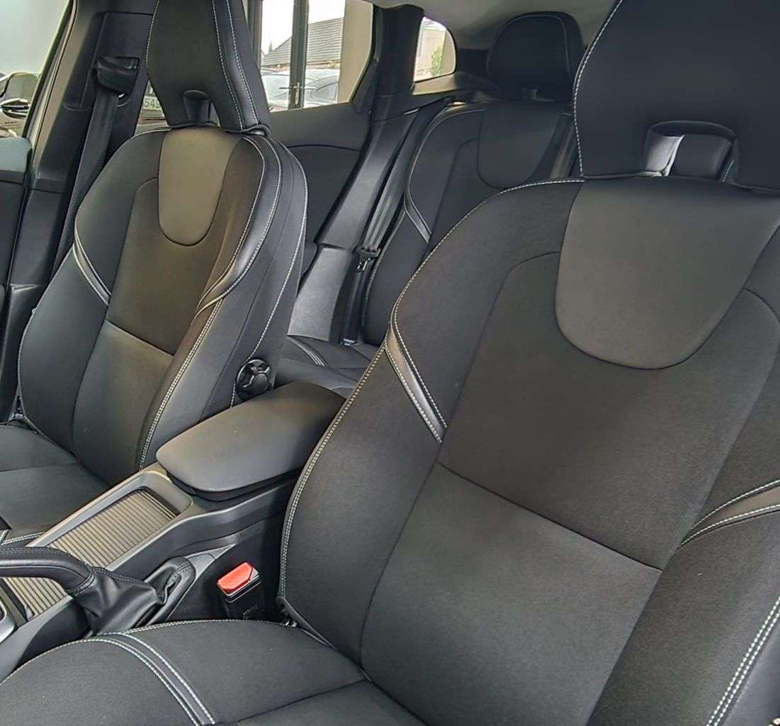 2017 VOLVO V40 2017 VOLVO V40