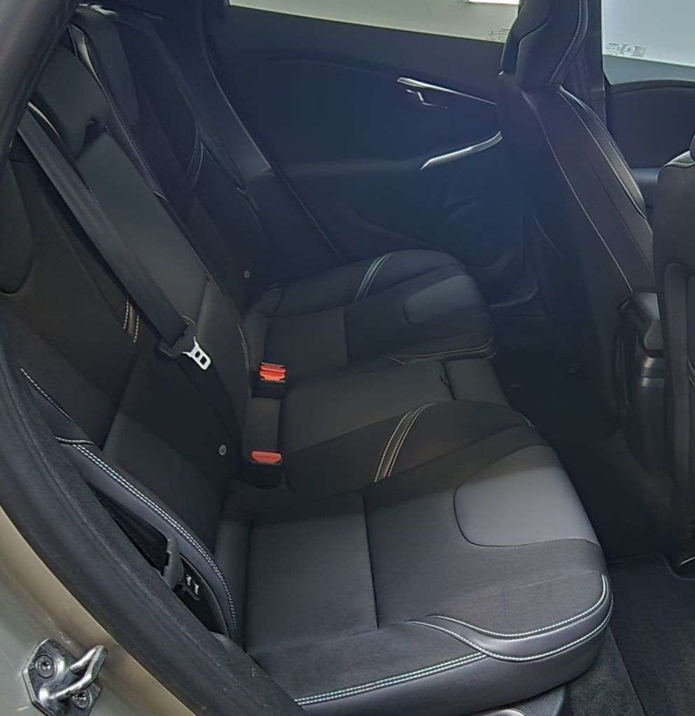 2017 VOLVO V40 2017 VOLVO V40