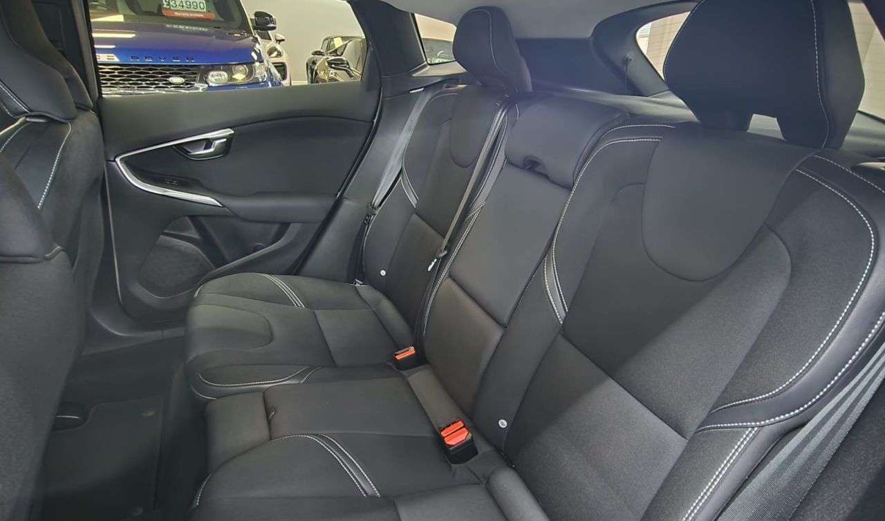 2017 VOLVO V40 2017 VOLVO V40
