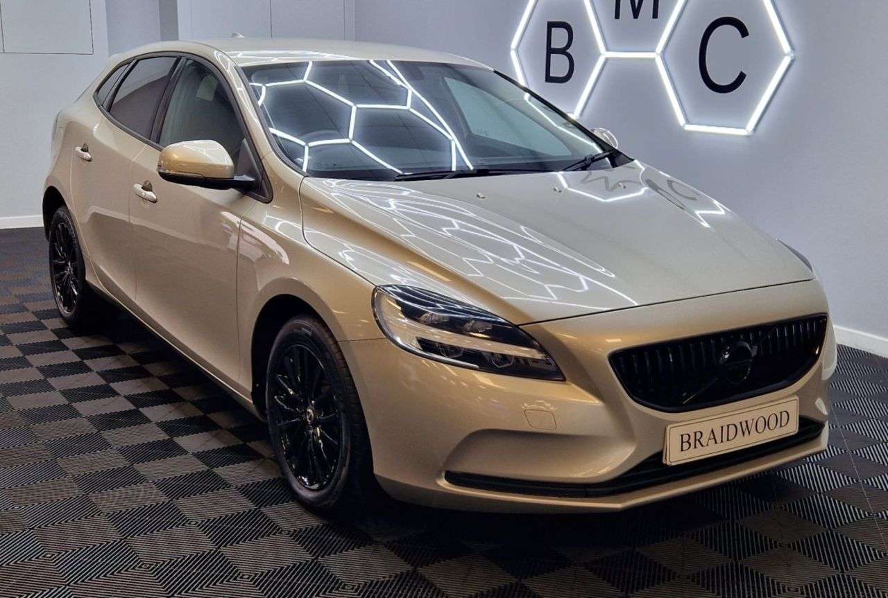 A 2017 VOLVO V40 2.0 D3 Momentum Nav Plus Hatchback 5dr Diesel Manual Euro 6 (s/s) (150 ps) A 2017 VOLVO V40 2.0 D3 Momentum Nav Plus Hatchback 5dr Diesel Manual Euro 6 (s/s) (150 ps)
