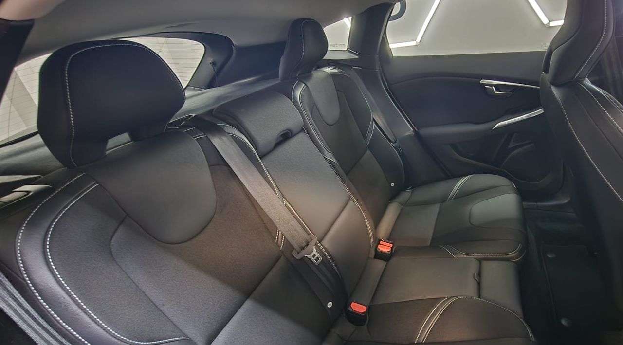 2017 VOLVO V40 2017 VOLVO V40