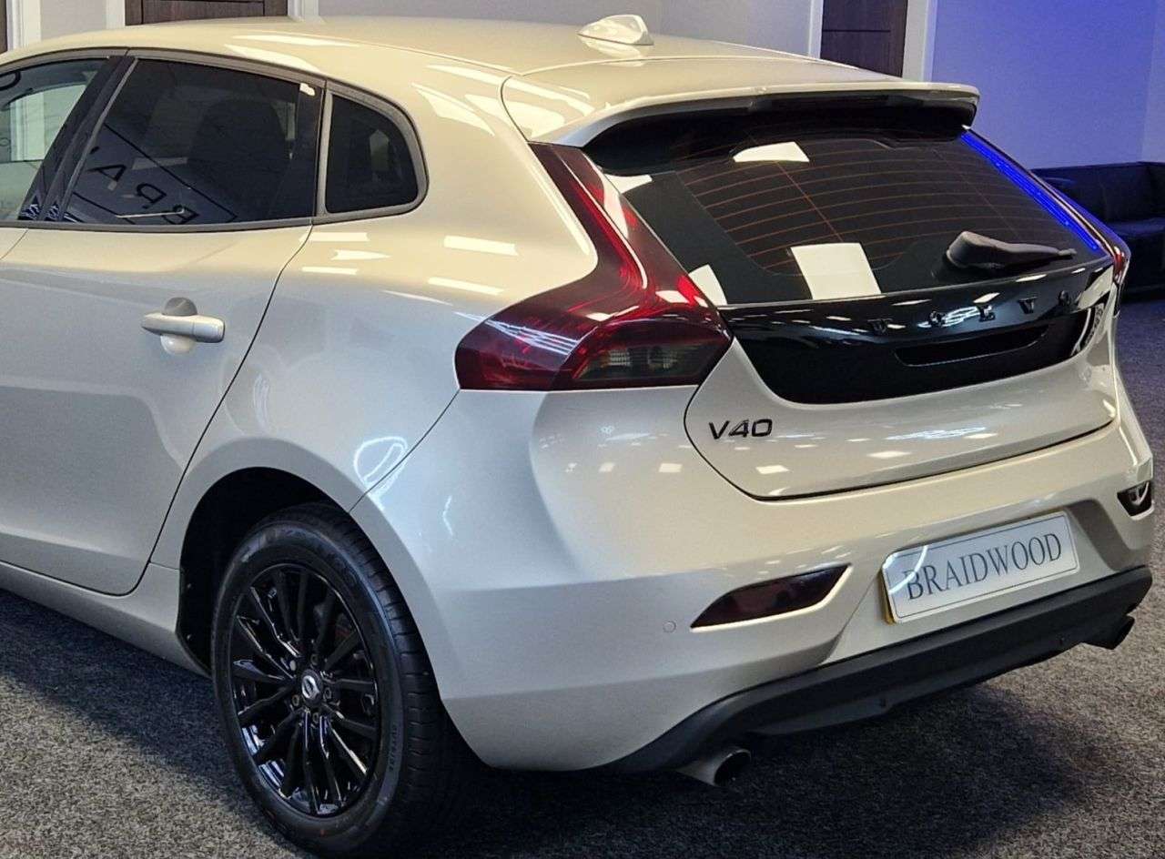 2017 VOLVO V40 2017 VOLVO V40