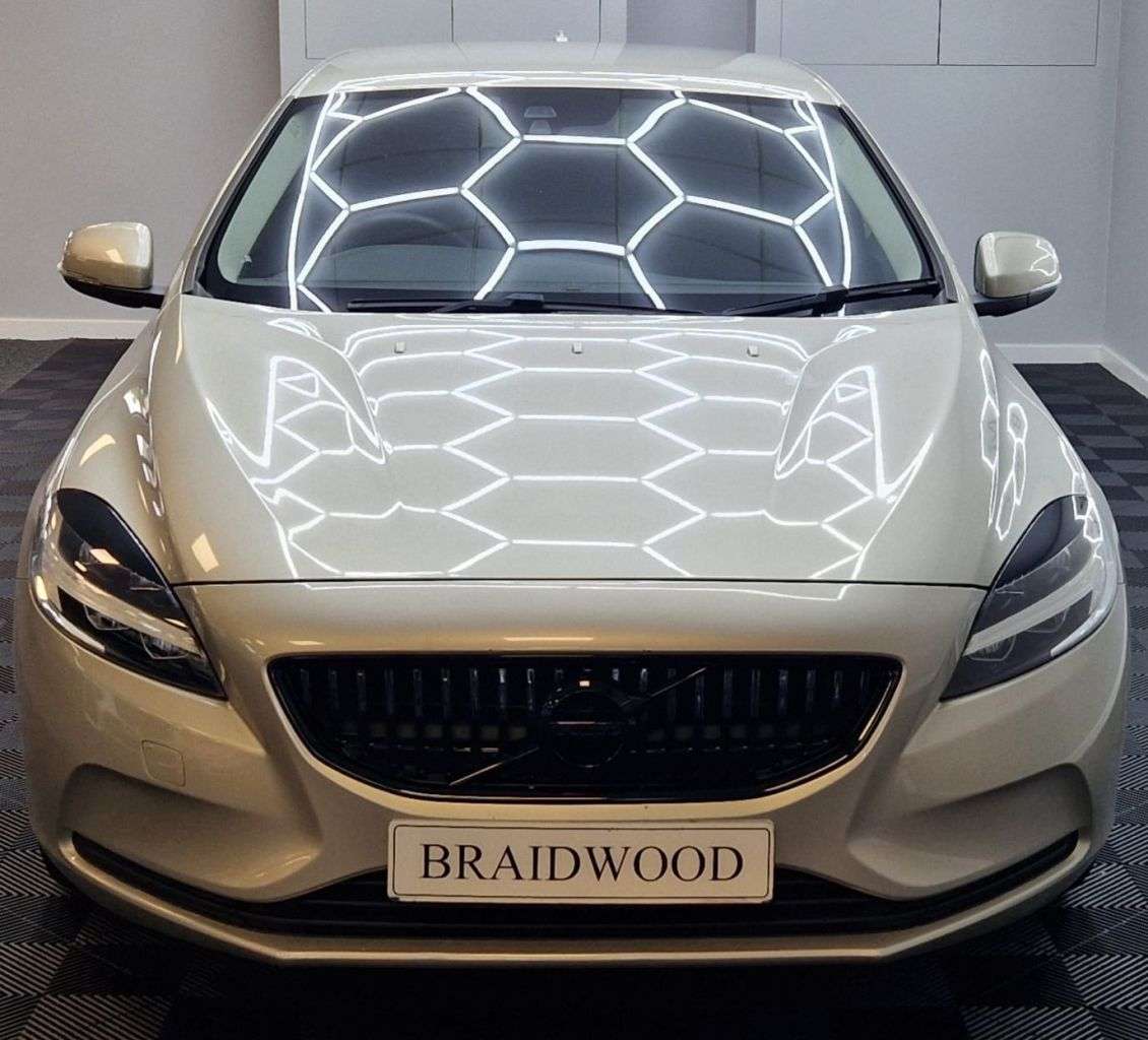 2017 VOLVO V40 2017 VOLVO V40