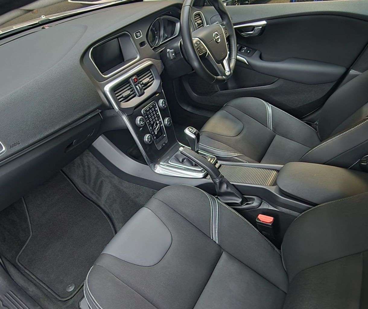 2017 VOLVO V40 2017 VOLVO V40