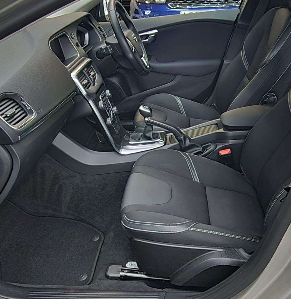 2017 VOLVO V40 2017 VOLVO V40