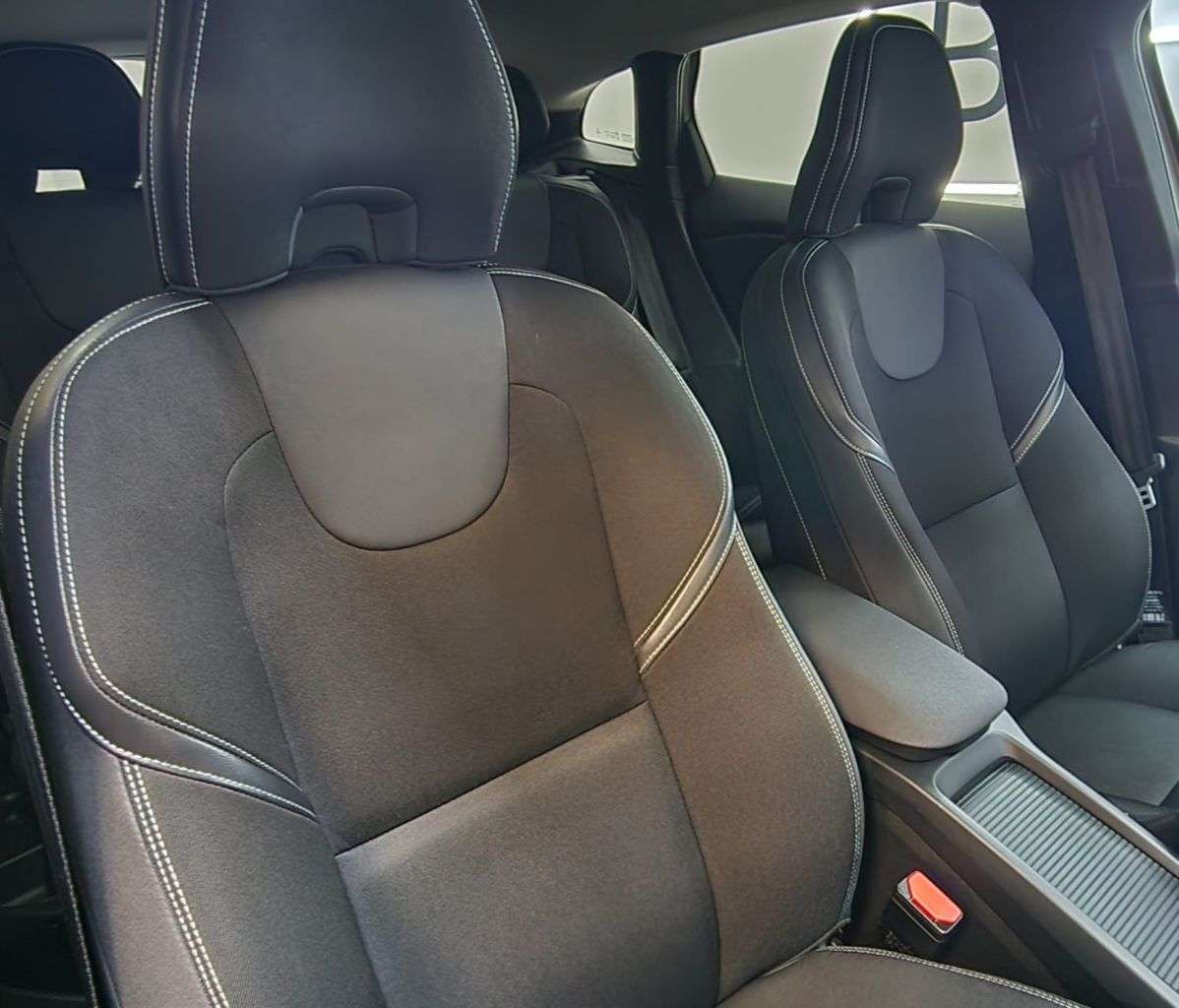 2017 VOLVO V40 2017 VOLVO V40