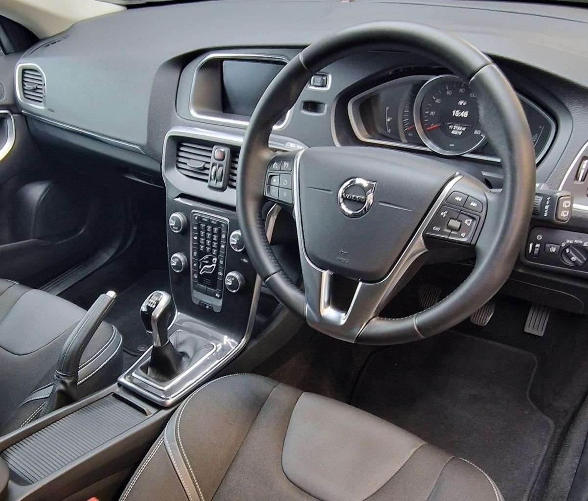 2017 VOLVO V40 2017 VOLVO V40
