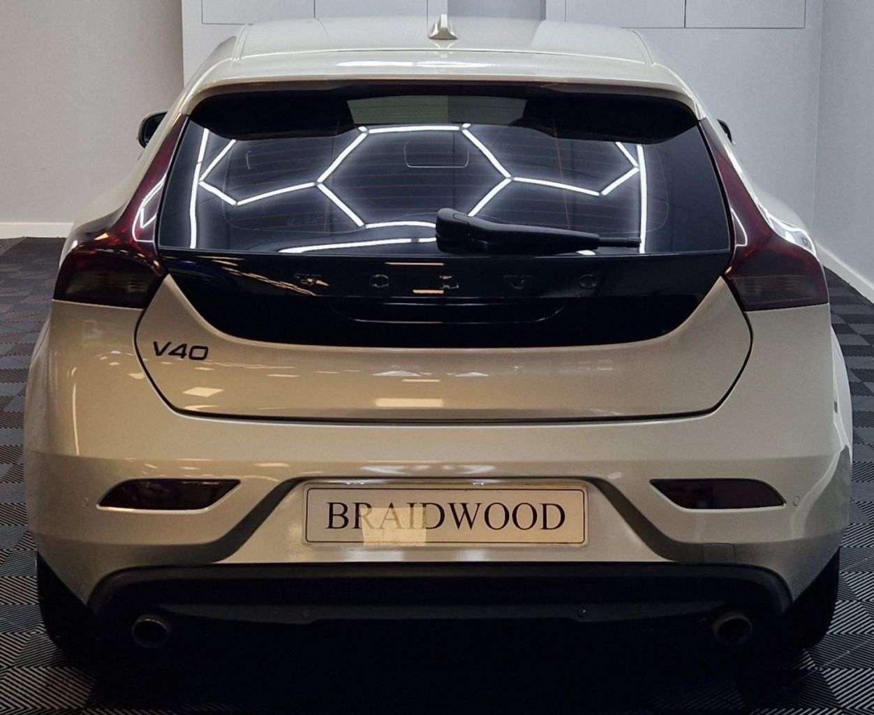 2017 VOLVO V40 2017 VOLVO V40