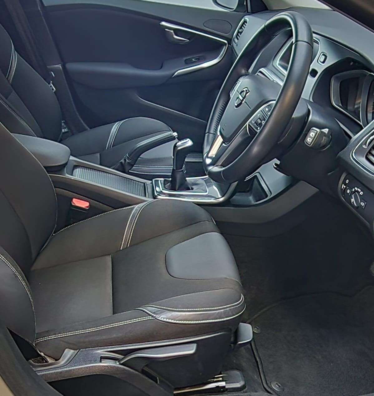 2017 VOLVO V40 2017 VOLVO V40