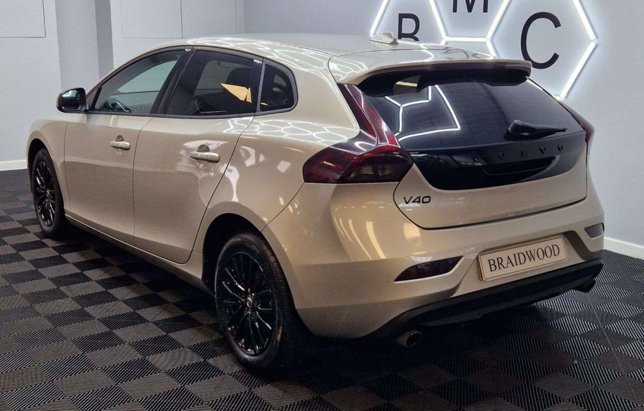 A 2017 VOLVO V40 2.0 D3 Momentum Nav Plus Hatchback 5dr Diesel Manual Euro 6 (s/s) (150 ps) A 2017 VOLVO V40 2.0 D3 Momentum Nav Plus Hatchback 5dr Diesel Manual Euro 6 (s/s) (150 ps)