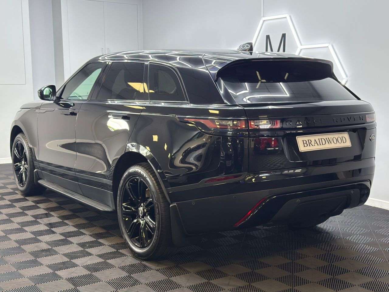 A 2018 LAND ROVER RANGE ROVER VELAR 2.0 D240 SE SUV 5dr Diesel Auto 4WD Euro 6 (s/s) (240 ps) A 2018 LAND ROVER RANGE ROVER VELAR 2.0 D240 SE SUV 5dr Diesel Auto 4WD Euro 6 (s/s) (240 ps)