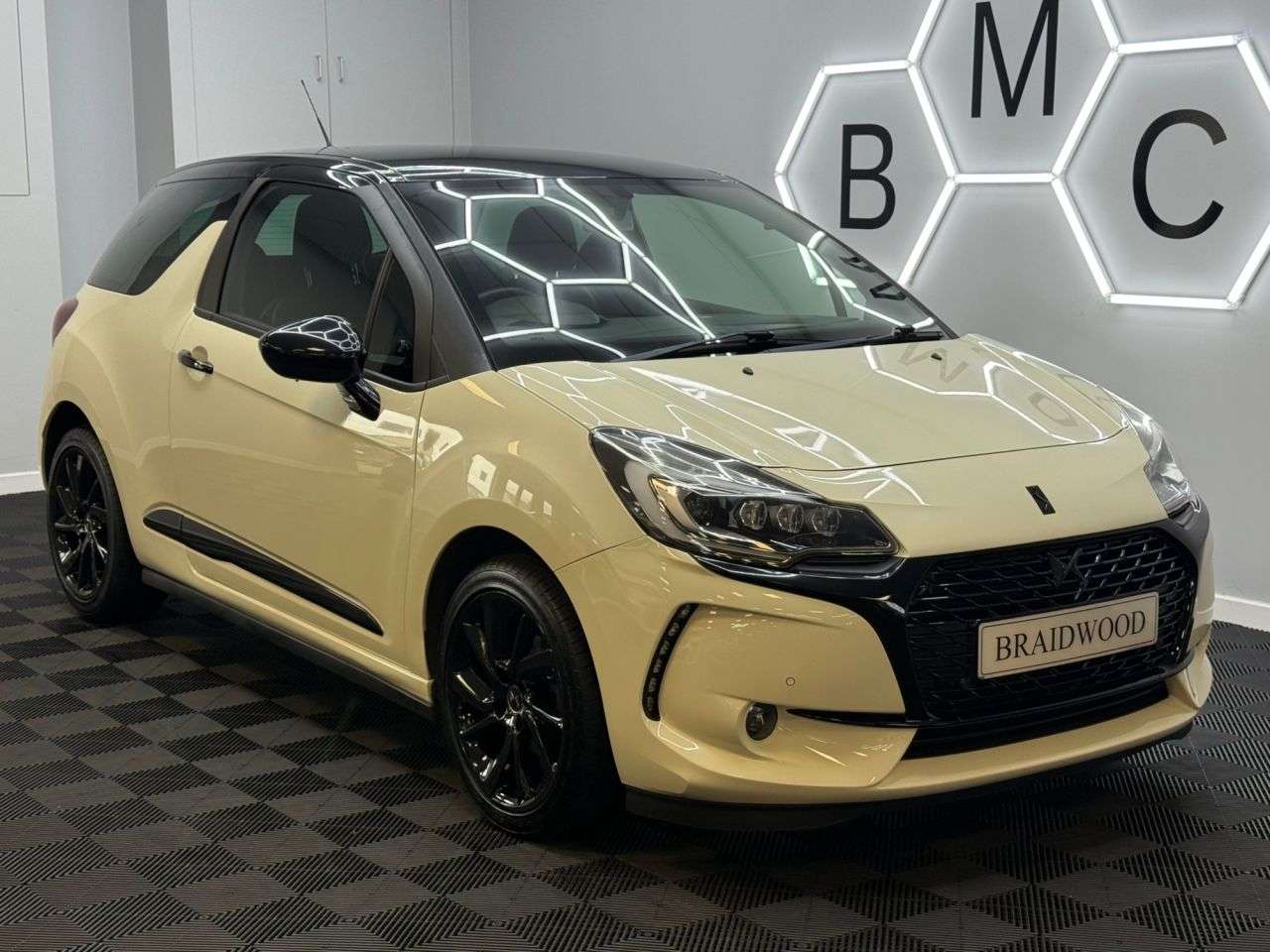 A 2018 DS AUTOMOBILES DS 3 1.2 PureTech Parthenon Cream Hatchback 3dr Petrol Manual Euro 6 (s/s) (110 A 2018 DS AUTOMOBILES DS 3 1.2 PureTech Parthenon Cream Hatchback 3dr Petrol Manual Euro 6 (s/s) (110