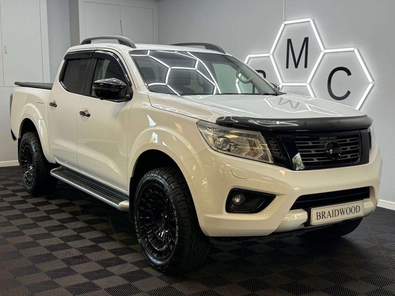 A 2017 NISSAN NAVARA 2.3 dCi Tekna Pickup Double Cab 4dr Diesel Manual 4WD Euro 6 (s/s) (190 ps) A 2017 NISSAN NAVARA 2.3 dCi Tekna Pickup Double Cab 4dr Diesel Manual 4WD Euro 6 (s/s) (190 ps)