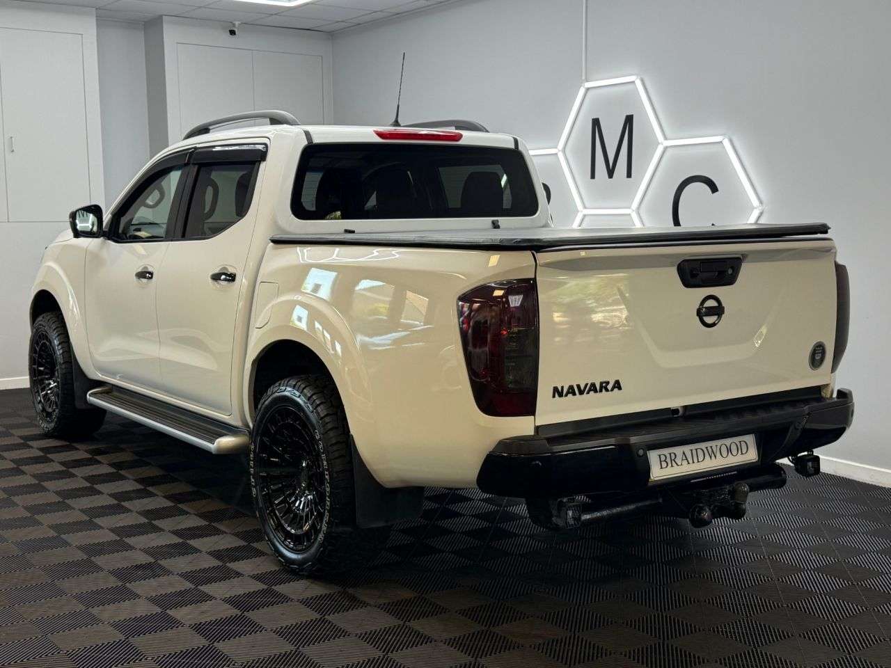 A 2017 NISSAN NAVARA 2.3 dCi Tekna Pickup Double Cab 4dr Diesel Manual 4WD Euro 6 (s/s) (190 ps) A 2017 NISSAN NAVARA 2.3 dCi Tekna Pickup Double Cab 4dr Diesel Manual 4WD Euro 6 (s/s) (190 ps)