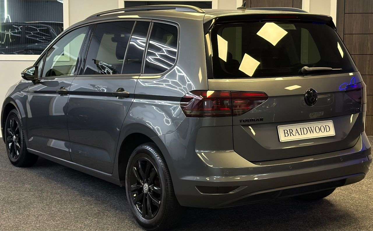 A 2017 VOLKSWAGEN TOURAN 1.2 TSI SE MPV 5dr Petrol Manual Euro 6 (s/s) (110 ps) A 2017 VOLKSWAGEN TOURAN 1.2 TSI SE MPV 5dr Petrol Manual Euro 6 (s/s) (110 ps)