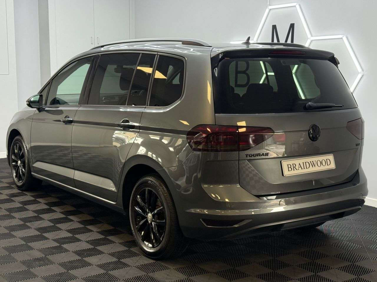 A 2017 VOLKSWAGEN TOURAN 1.2 TSI SE MPV 5dr Petrol Manual Euro 6 (s/s) (110 ps) A 2017 VOLKSWAGEN TOURAN 1.2 TSI SE MPV 5dr Petrol Manual Euro 6 (s/s) (110 ps)