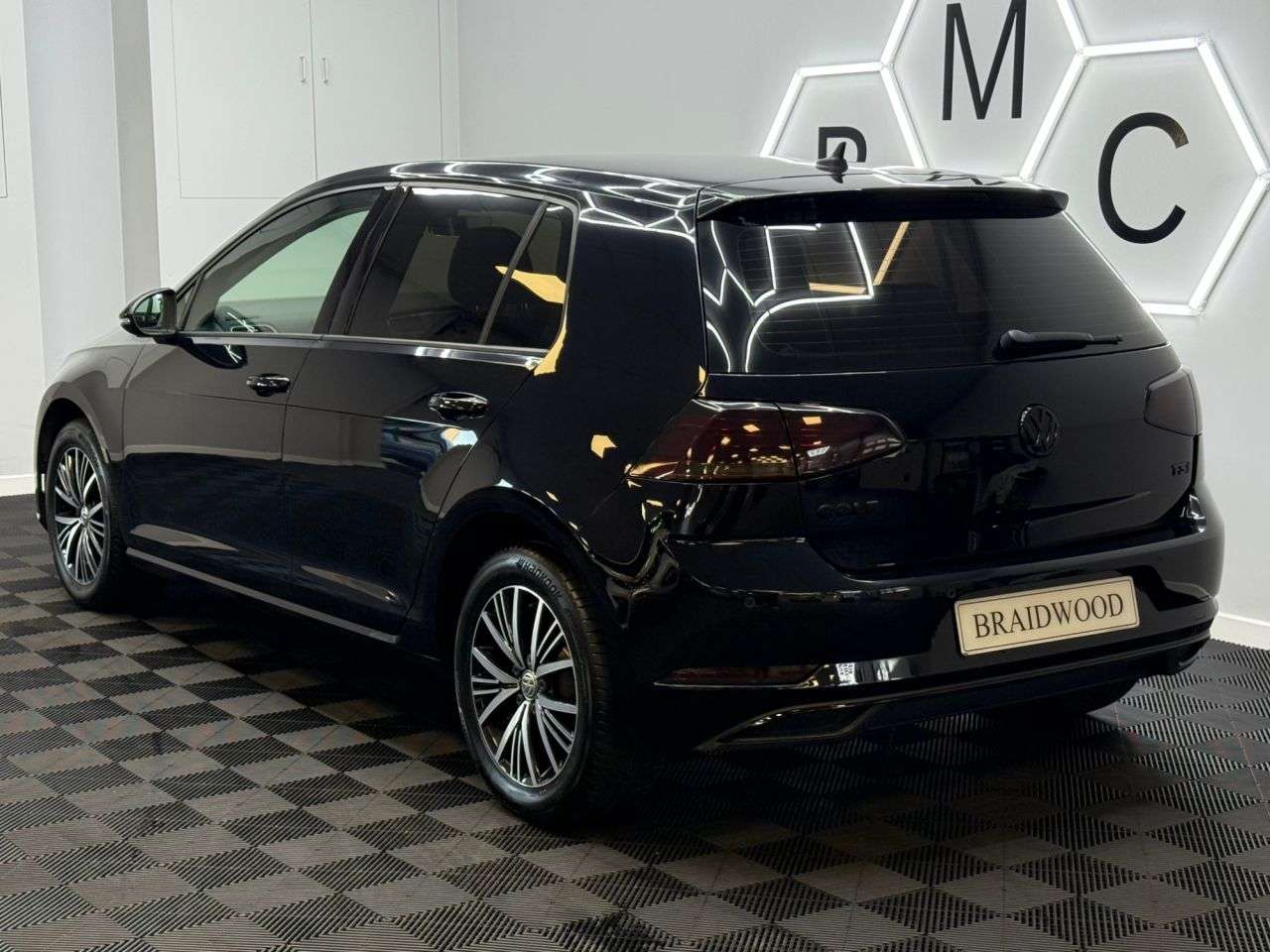A 2017 VOLKSWAGEN GOLF 1.4 TSI BlueMotion Tech SE Hatchback 5dr Petrol Manual Euro 6 (s/s) (125 ps A 2017 VOLKSWAGEN GOLF 1.4 TSI BlueMotion Tech SE Hatchback 5dr Petrol Manual Euro 6 (s/s) (125 ps
