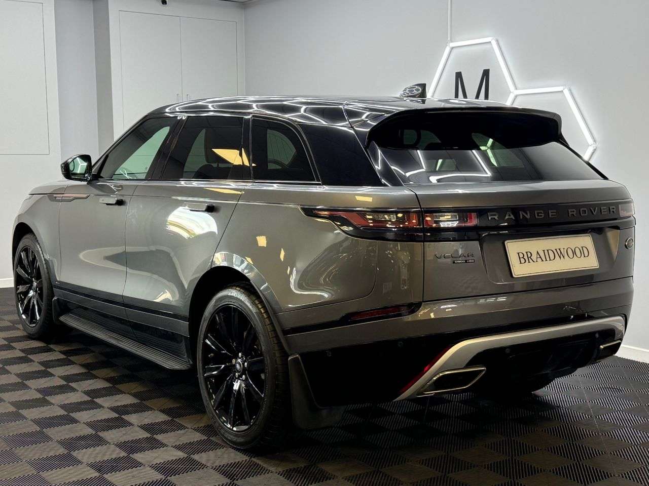 A 2018 LAND ROVER RANGE ROVER VELAR 3.0 SD6 V6 R-Dynamic HSE SUV 5dr Diesel Auto 4WD Euro 6 (s/s) (300 ps) A 2018 LAND ROVER RANGE ROVER VELAR 3.0 SD6 V6 R-Dynamic HSE SUV 5dr Diesel Auto 4WD Euro 6 (s/s) (300 ps)
