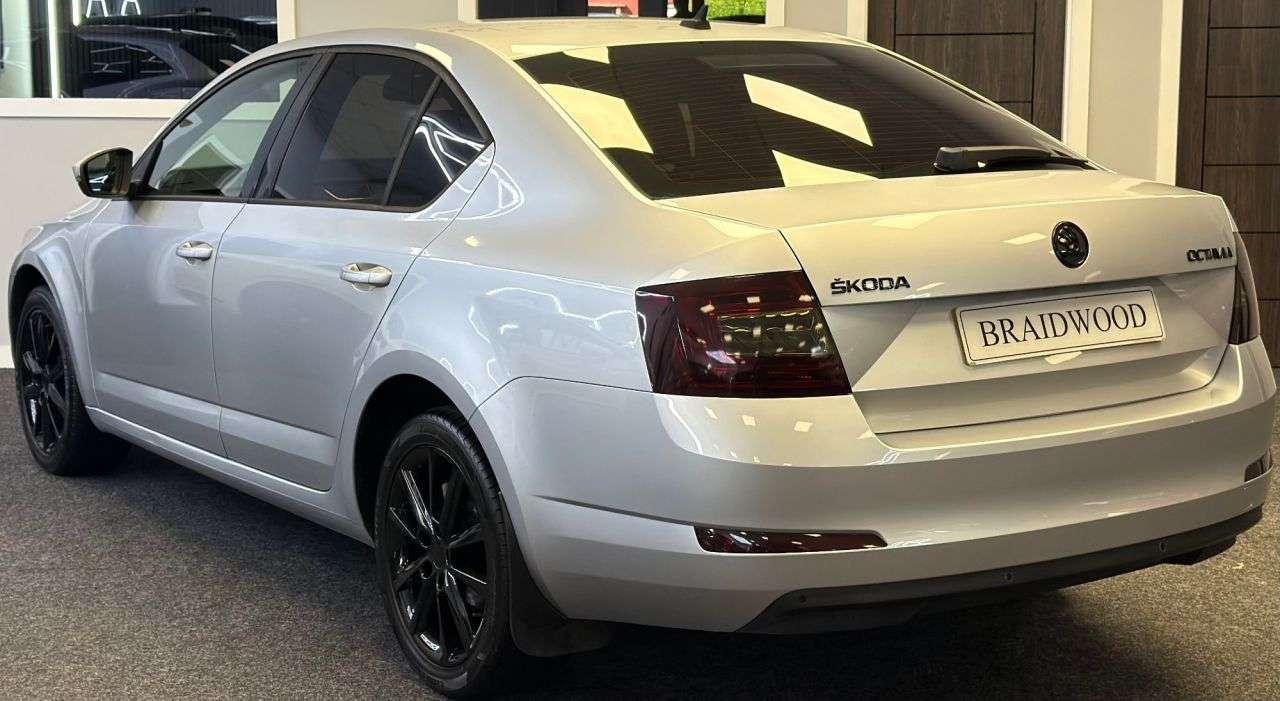 A 2013 SKODA OCTAVIA 1.6 TDI Elegance Hatchback 5dr Diesel Manual Euro 5 (s/s) (105 ps) A 2013 SKODA OCTAVIA 1.6 TDI Elegance Hatchback 5dr Diesel Manual Euro 5 (s/s) (105 ps)