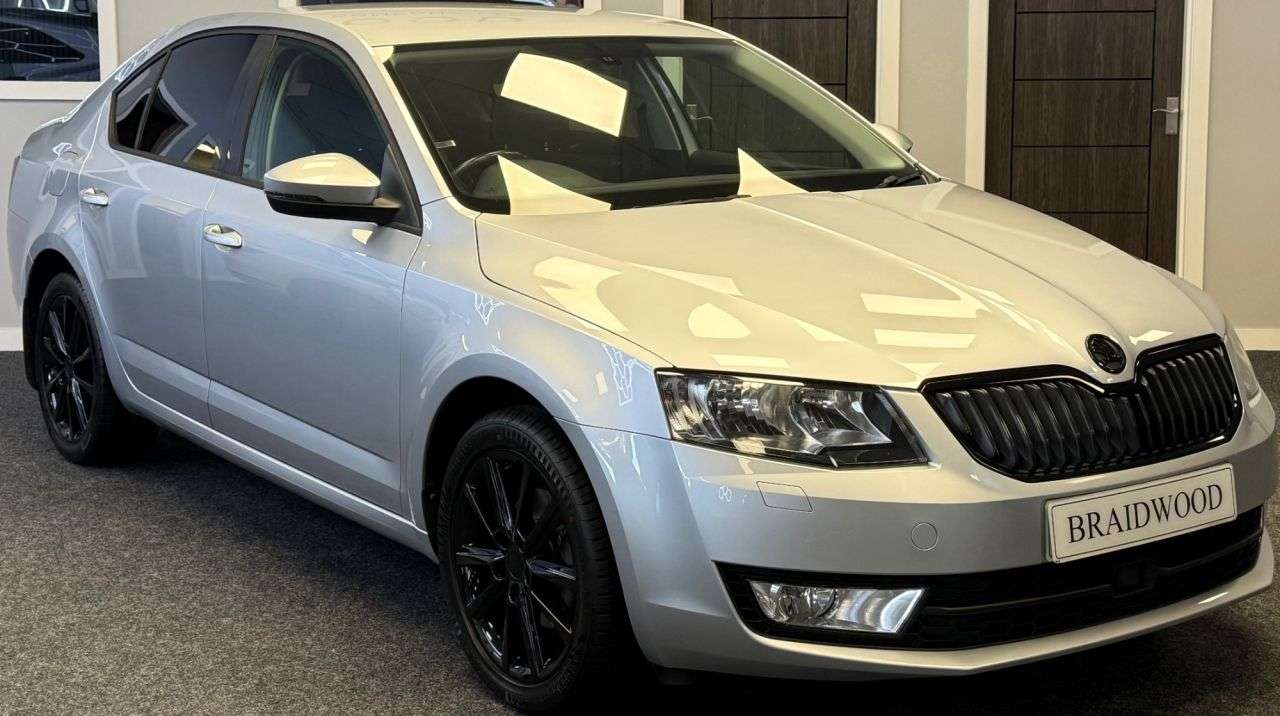A 2013 SKODA OCTAVIA 1.6 TDI Elegance Hatchback 5dr Diesel Manual Euro 5 (s/s) (105 ps) A 2013 SKODA OCTAVIA 1.6 TDI Elegance Hatchback 5dr Diesel Manual Euro 5 (s/s) (105 ps)