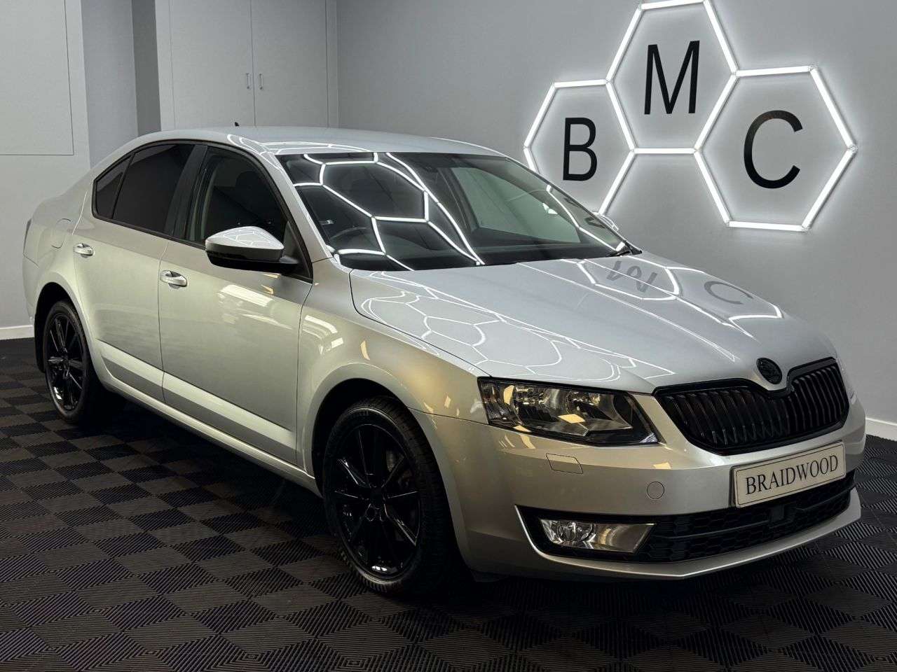 A 2013 SKODA OCTAVIA 1.6 TDI Elegance Hatchback 5dr Diesel Manual Euro 5 (s/s) (105 ps) A 2013 SKODA OCTAVIA 1.6 TDI Elegance Hatchback 5dr Diesel Manual Euro 5 (s/s) (105 ps)