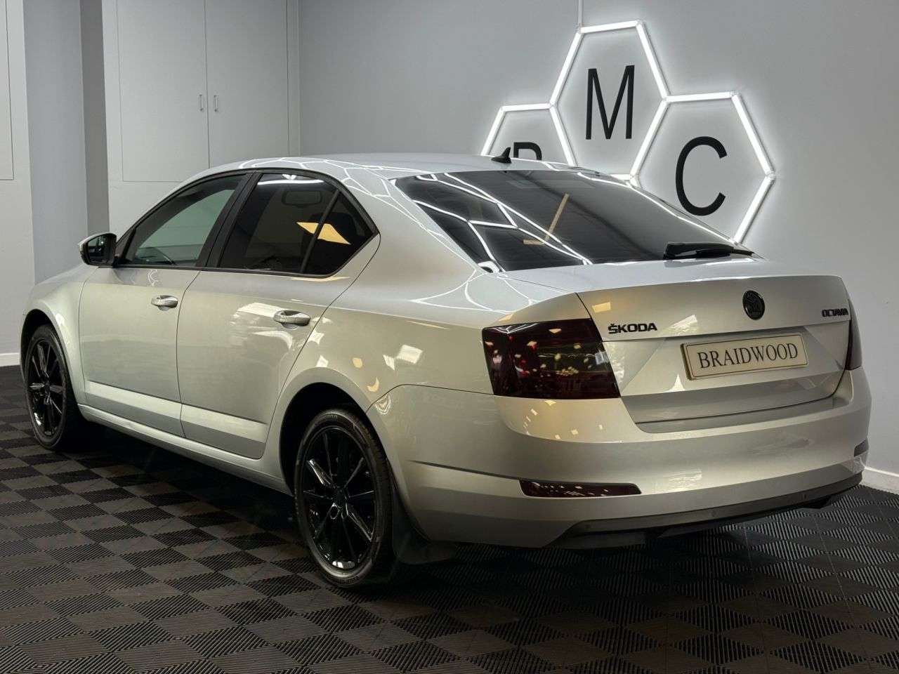 A 2013 SKODA OCTAVIA 1.6 TDI Elegance Hatchback 5dr Diesel Manual Euro 5 (s/s) (105 ps) A 2013 SKODA OCTAVIA 1.6 TDI Elegance Hatchback 5dr Diesel Manual Euro 5 (s/s) (105 ps)