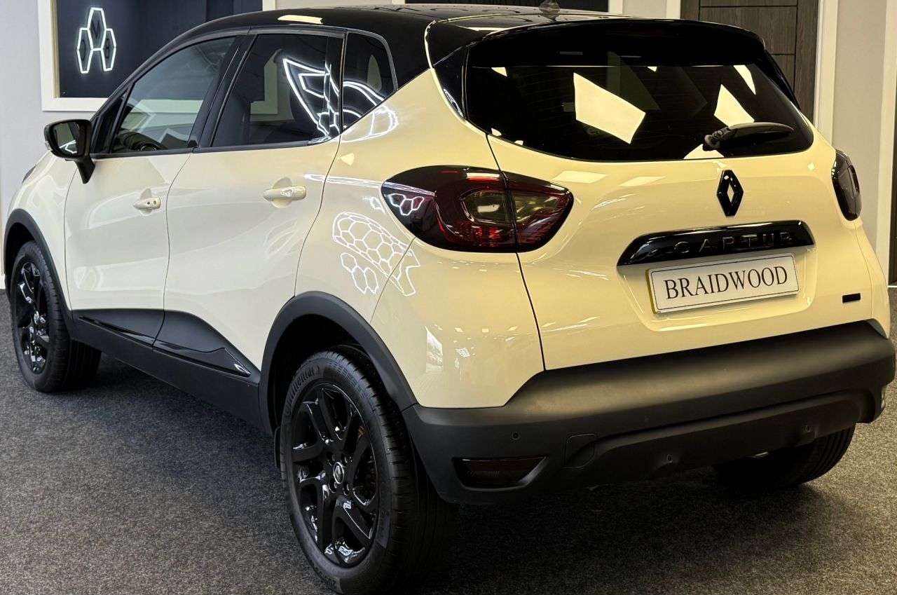 A 2017 RENAULT CAPTUR 1.5 dCi ENERGY Dynamique S Nav SUV 5dr Diesel Manual Euro 6 (s/s) (90 ps) A 2017 RENAULT CAPTUR 1.5 dCi ENERGY Dynamique S Nav SUV 5dr Diesel Manual Euro 6 (s/s) (90 ps)