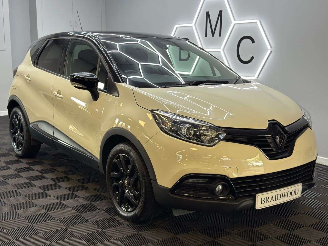 A 2017 RENAULT CAPTUR 1.5 dCi ENERGY Dynamique S Nav SUV 5dr Diesel Manual Euro 6 (s/s) (90 ps) A 2017 RENAULT CAPTUR 1.5 dCi ENERGY Dynamique S Nav SUV 5dr Diesel Manual Euro 6 (s/s) (90 ps)