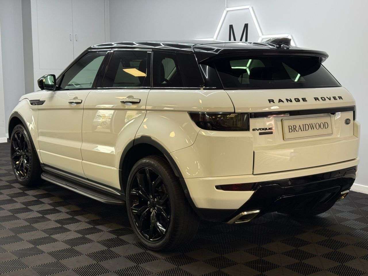 A 2018 LAND ROVER RANGE ROVER EVOQUE 2.0 SD4 Autobiography SUV 5dr Diesel Auto 4WD Euro 6 (s/s) (240 ps) A 2018 LAND ROVER RANGE ROVER EVOQUE 2.0 SD4 Autobiography SUV 5dr Diesel Auto 4WD Euro 6 (s/s) (240 ps)
