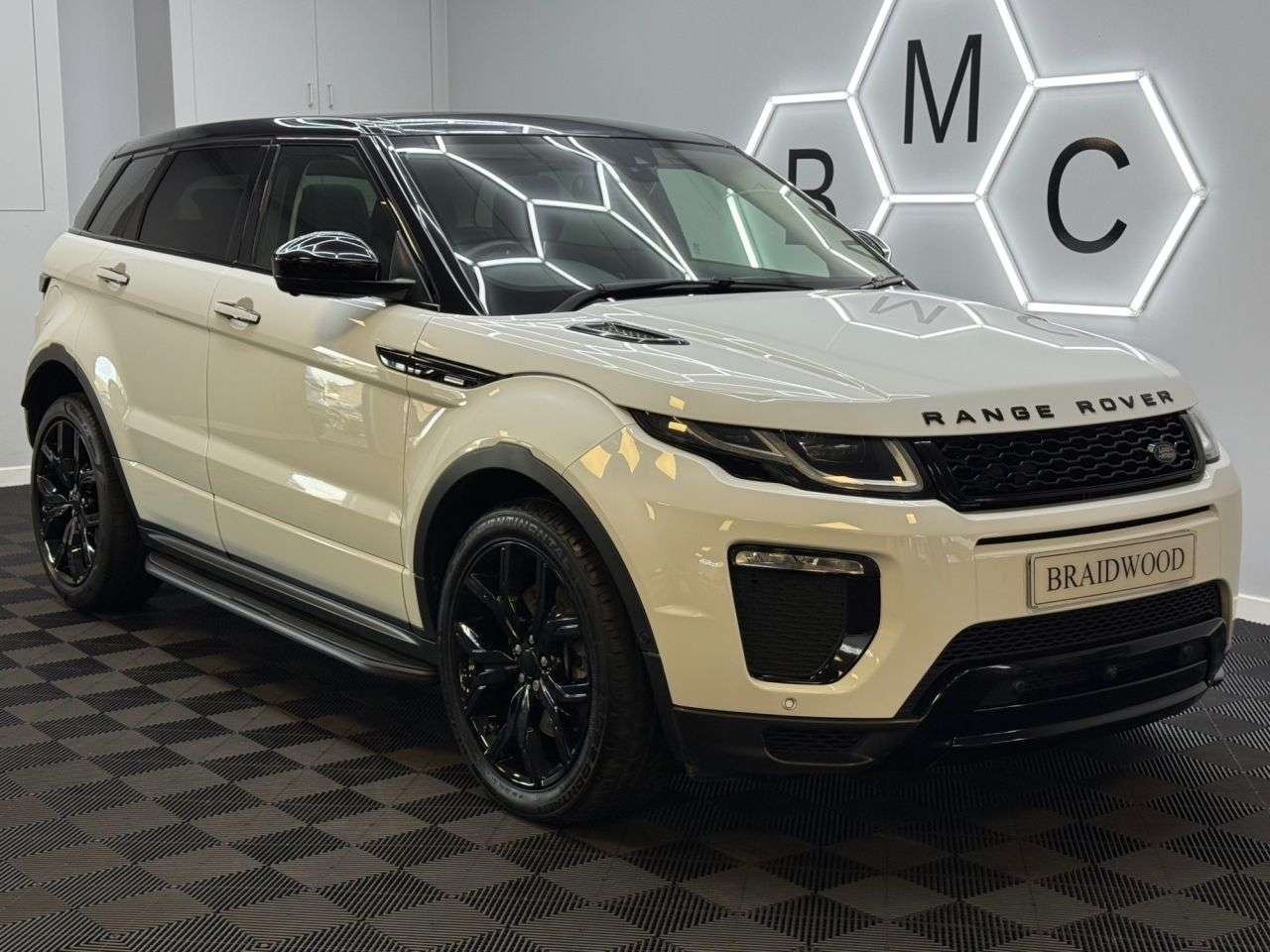 A 2018 LAND ROVER RANGE ROVER EVOQUE 2.0 SD4 Autobiography SUV 5dr Diesel Auto 4WD Euro 6 (s/s) (240 ps) A 2018 LAND ROVER RANGE ROVER EVOQUE 2.0 SD4 Autobiography SUV 5dr Diesel Auto 4WD Euro 6 (s/s) (240 ps)