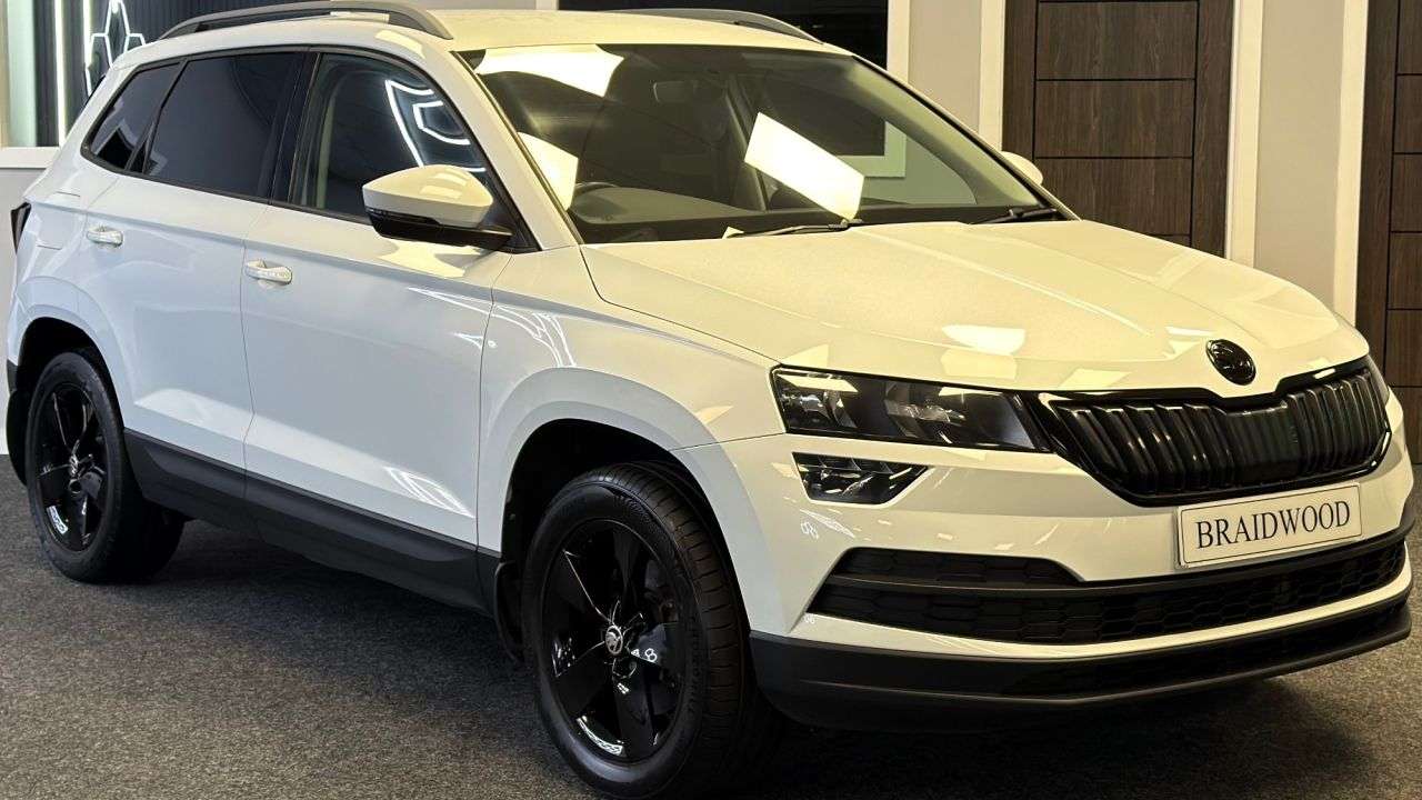 A 2019 SKODA KAROQ 2.0 TDI SE SUV 5dr Diesel Manual 4WD Euro 6 (s/s) (150 ps) A 2019 SKODA KAROQ 2.0 TDI SE SUV 5dr Diesel Manual 4WD Euro 6 (s/s) (150 ps)