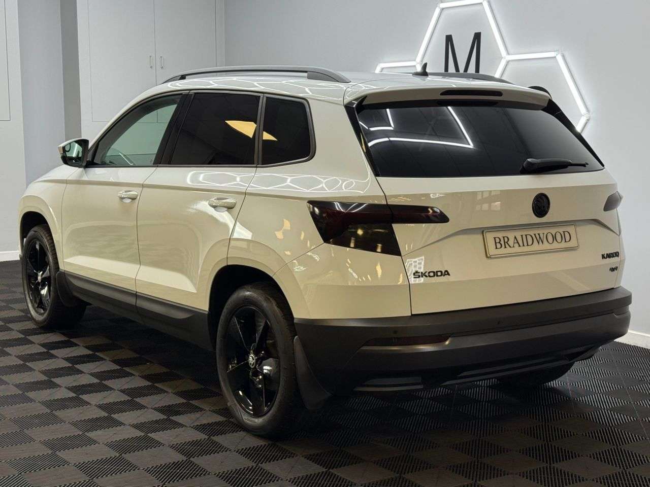 A 2019 SKODA KAROQ 2.0 TDI SE SUV 5dr Diesel Manual 4WD Euro 6 (s/s) (150 ps) A 2019 SKODA KAROQ 2.0 TDI SE SUV 5dr Diesel Manual 4WD Euro 6 (s/s) (150 ps)