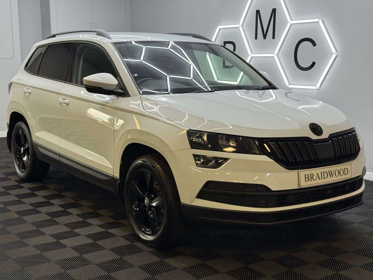 A 2019 SKODA KAROQ 2.0 TDI SE SUV 5dr Diesel Manual 4WD Euro 6 (s/s) (150 ps) A 2019 SKODA KAROQ 2.0 TDI SE SUV 5dr Diesel Manual 4WD Euro 6 (s/s) (150 ps)