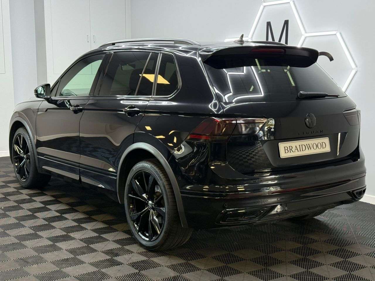 A 2023 VOLKSWAGEN TIGUAN 1.5 TSI R-Line SUV 5dr Petrol DSG Euro 6 (s/s) (150 ps) A 2023 VOLKSWAGEN TIGUAN 1.5 TSI R-Line SUV 5dr Petrol DSG Euro 6 (s/s) (150 ps)