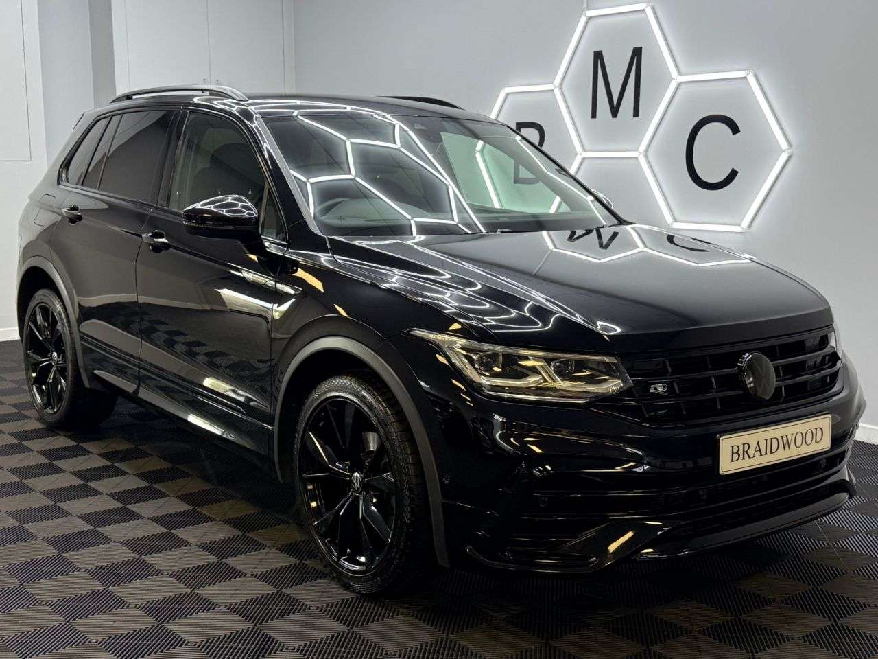 A 2023 VOLKSWAGEN TIGUAN 1.5 TSI R-Line SUV 5dr Petrol DSG Euro 6 (s/s) (150 ps) A 2023 VOLKSWAGEN TIGUAN 1.5 TSI R-Line SUV 5dr Petrol DSG Euro 6 (s/s) (150 ps)