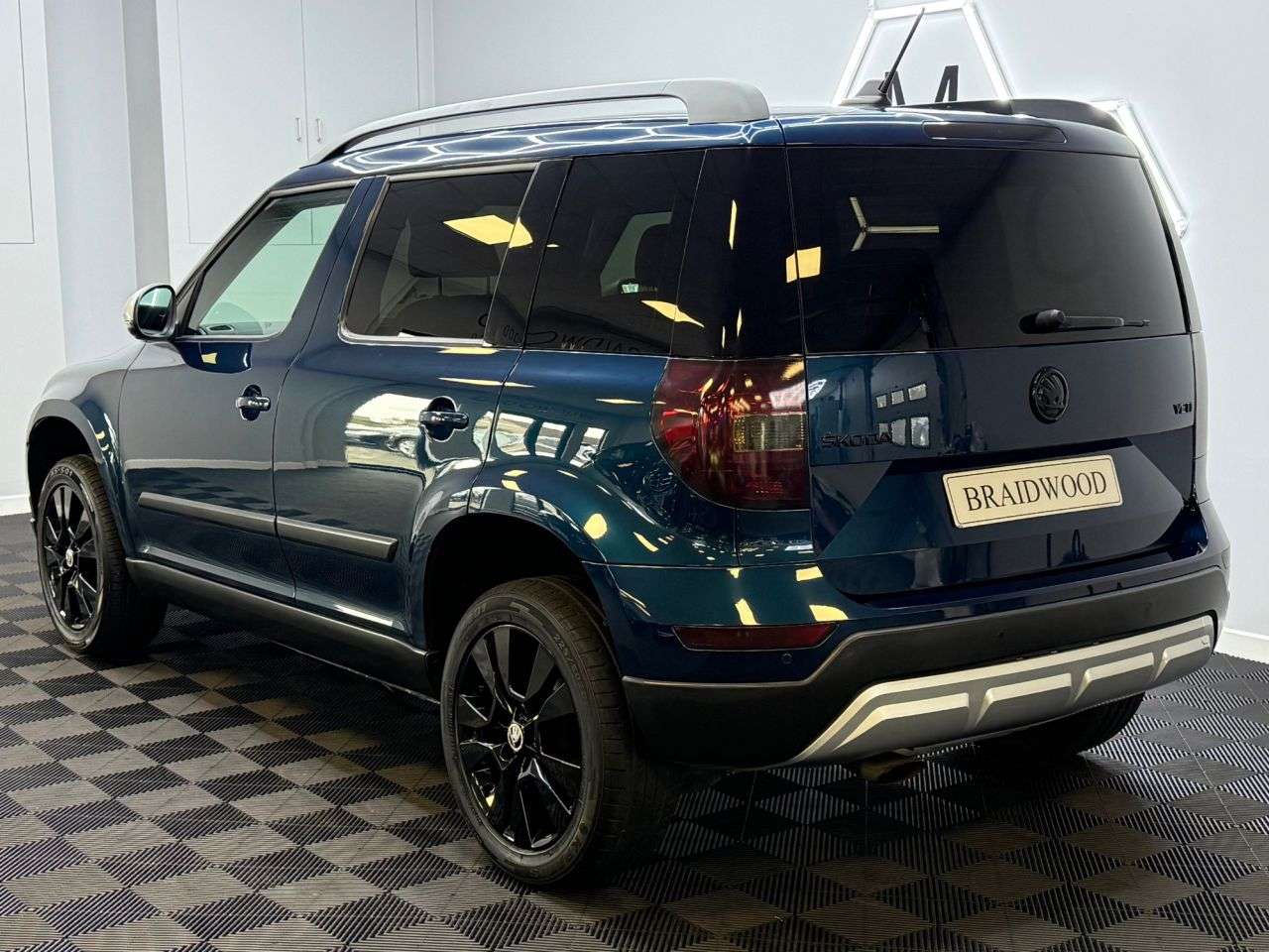 A 2017 SKODA YETI 1.2 TSI SE L Drive Outdoor 5dr Petrol DSG Euro 6 (s/s) (110 ps) A 2017 SKODA YETI 1.2 TSI SE L Drive Outdoor 5dr Petrol DSG Euro 6 (s/s) (110 ps)