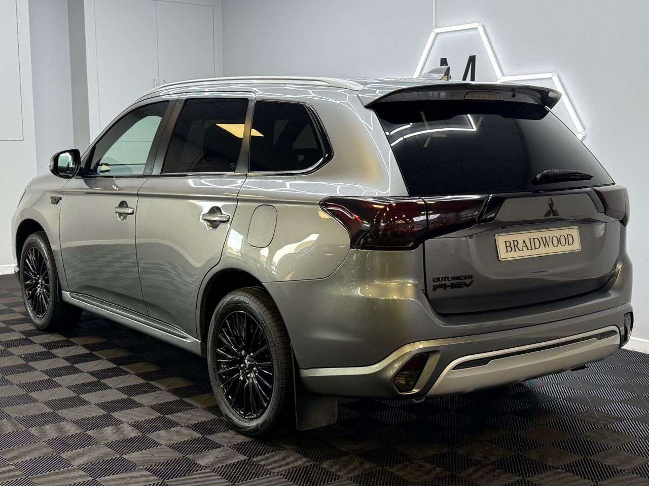 A 2021 MITSUBISHI OUTLANDER 2.4h TwinMotor 13.8kWh Dynamic SUV 5dr Petrol Plug-in Hybrid CVT 4WD Euro 6 A 2021 MITSUBISHI OUTLANDER 2.4h TwinMotor 13.8kWh Dynamic SUV 5dr Petrol Plug-in Hybrid CVT 4WD Euro 6