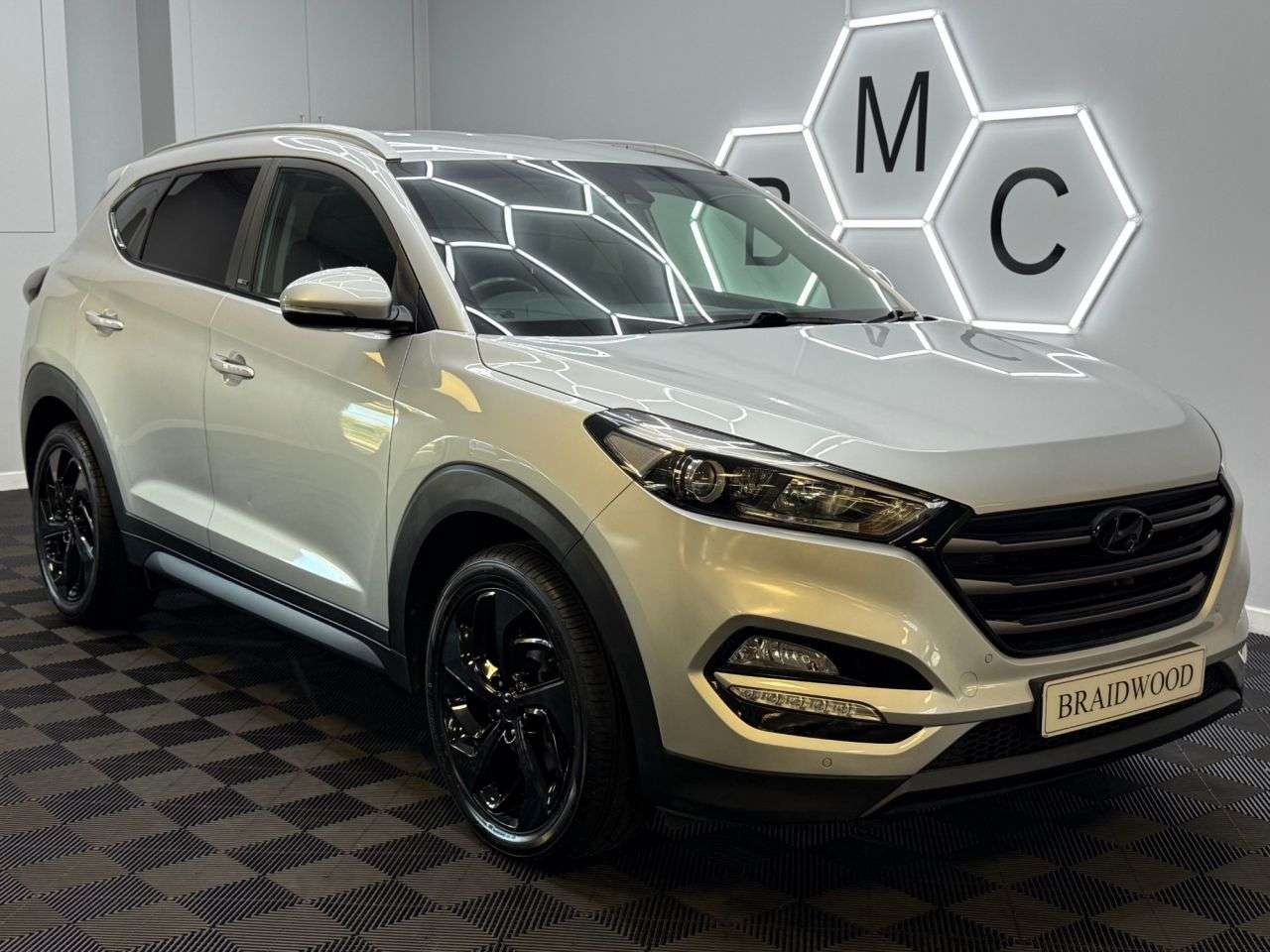 A 2017 HYUNDAI TUCSON 1.7 CRDi Blue Drive Sport Edition SUV 5dr Diesel DCT Euro 6 (s/s) (141 ps) A 2017 HYUNDAI TUCSON 1.7 CRDi Blue Drive Sport Edition SUV 5dr Diesel DCT Euro 6 (s/s) (141 ps)
