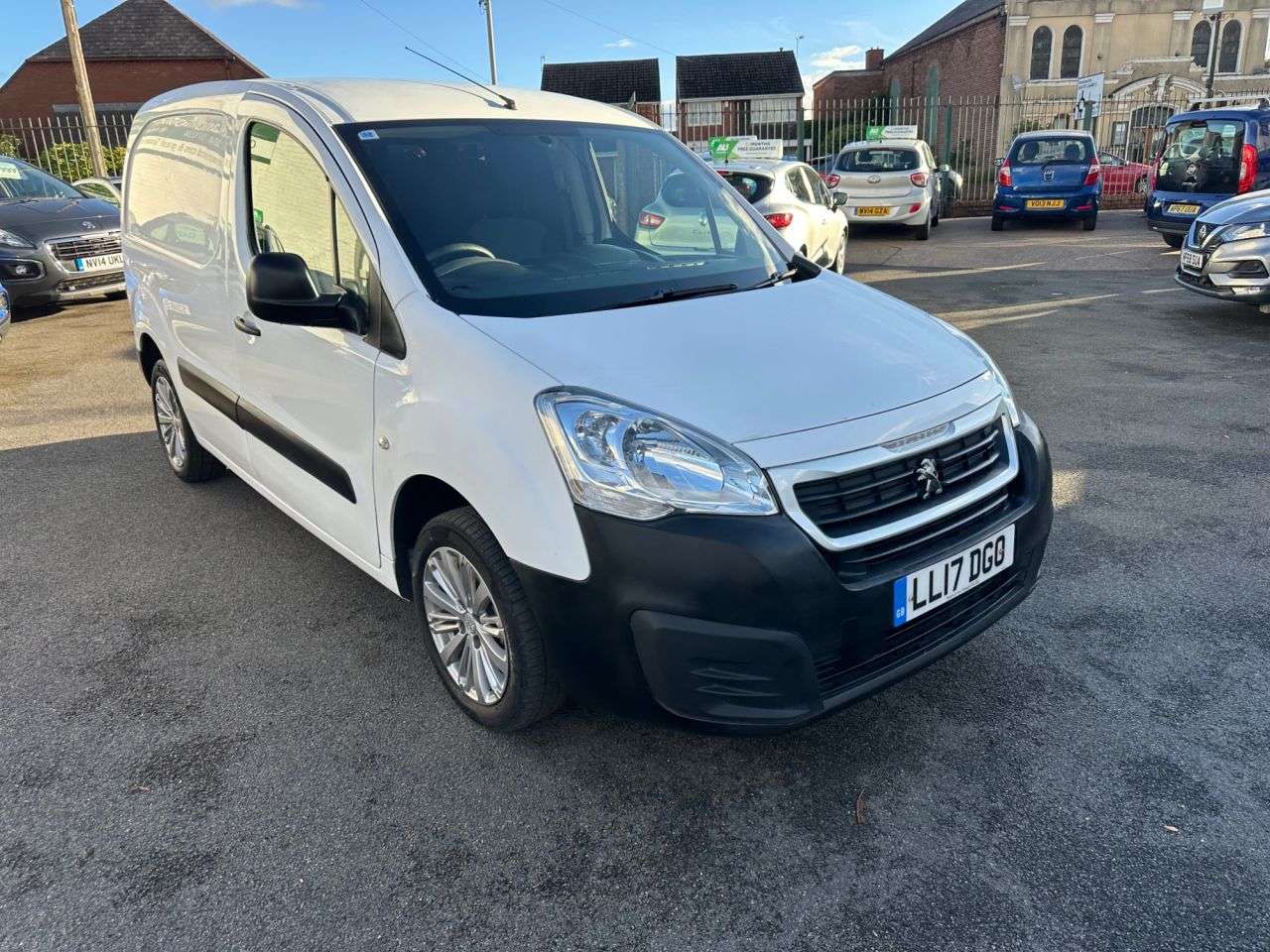 A 2017 PEUGEOT PARTNER 1.6 BlueHDi 850 S Panel Van 4dr Diesel Manual L1 (s/s) (110 g/km, 100 bhp) A 2017 PEUGEOT PARTNER 1.6 BlueHDi 850 S Panel Van 4dr Diesel Manual L1 (s/s) (110 g/km, 100 bhp)