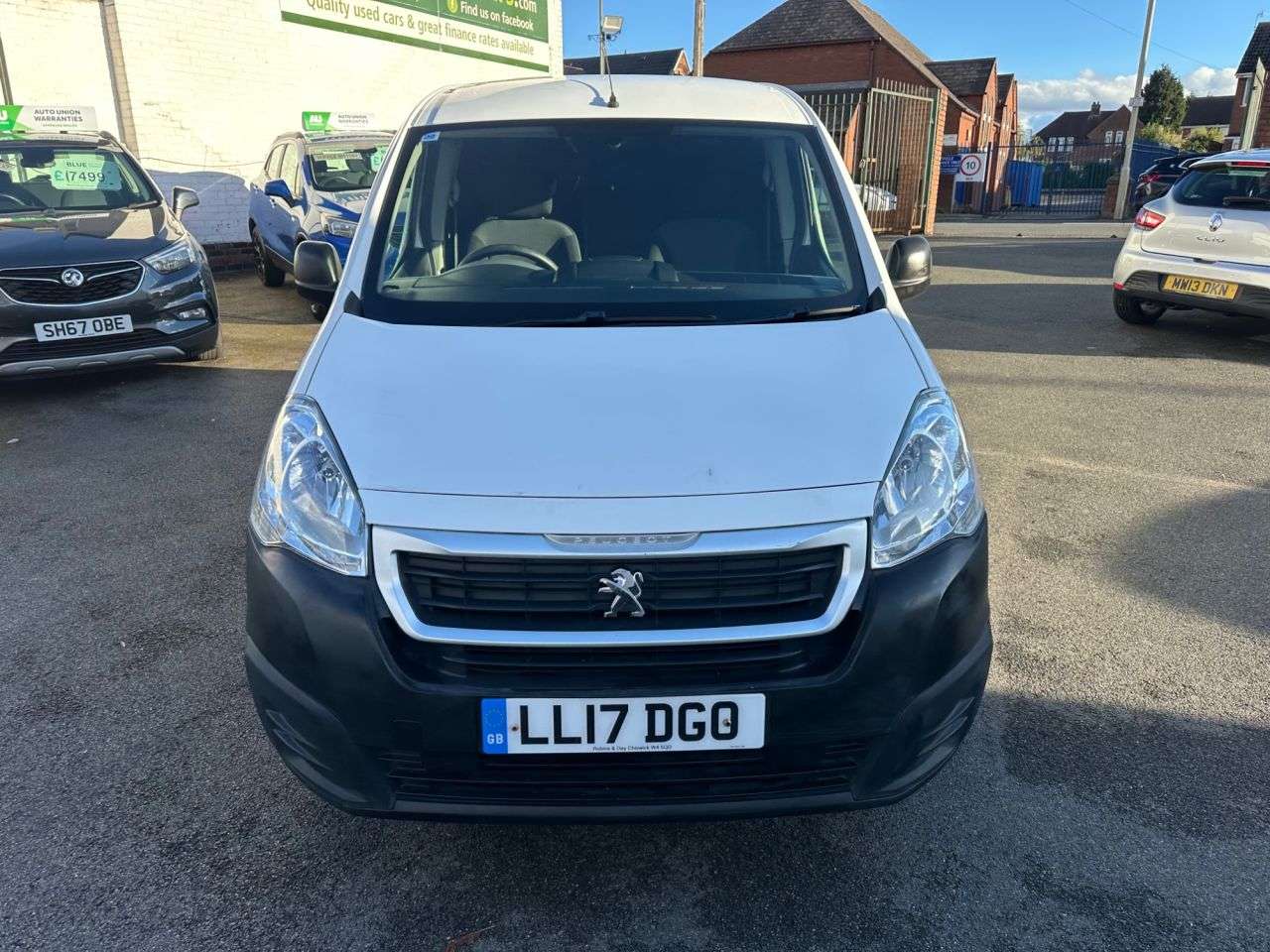 A 2017 PEUGEOT PARTNER 1.6 BlueHDi 850 S Panel Van 4dr Diesel Manual L1 (s/s) (110 g/km, 100 bhp) A 2017 PEUGEOT PARTNER 1.6 BlueHDi 850 S Panel Van 4dr Diesel Manual L1 (s/s) (110 g/km, 100 bhp)