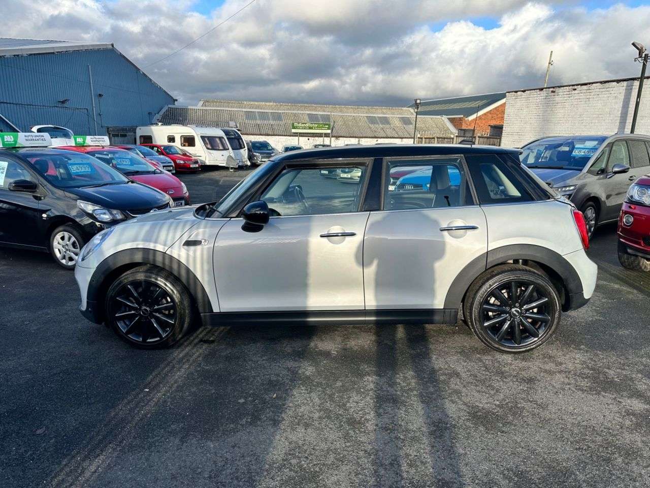 A 2018 MINI HATCH 1.5 Cooper Classic Hatchback 5dr Petrol Manual Euro 6 (s/s) (136 ps) DAB RA A 2018 MINI HATCH 1.5 Cooper Classic Hatchback 5dr Petrol Manual Euro 6 (s/s) (136 ps) DAB RA
