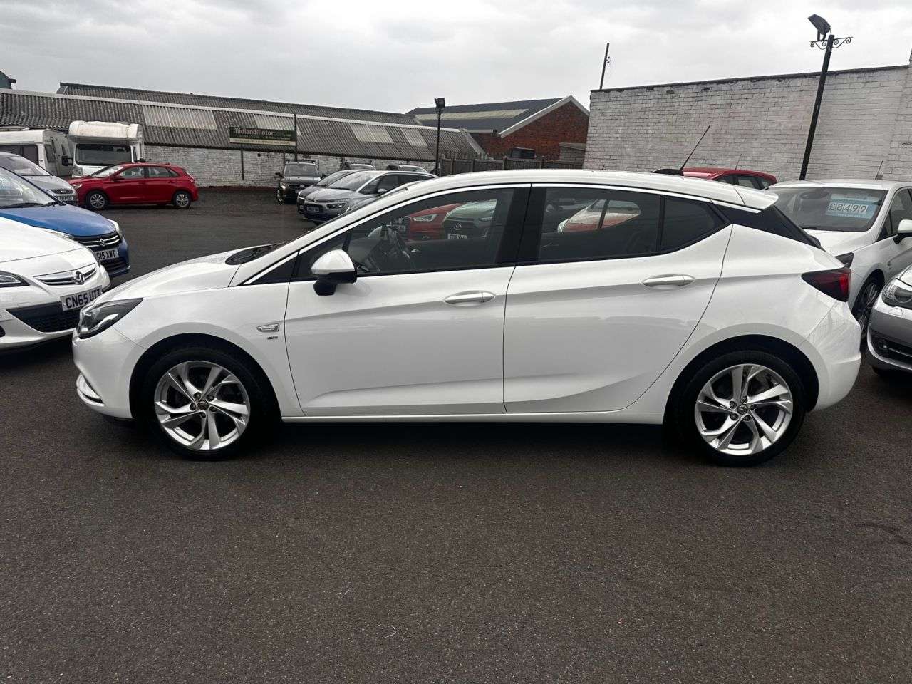 A 2017 VAUXHALL ASTRA 1.4i SRi Hatchback 5dr Petrol Manual Euro 6 (100 ps) DAB-APPLE/ANDROID CAR A 2017 VAUXHALL ASTRA 1.4i SRi Hatchback 5dr Petrol Manual Euro 6 (100 ps) DAB-APPLE/ANDROID CAR