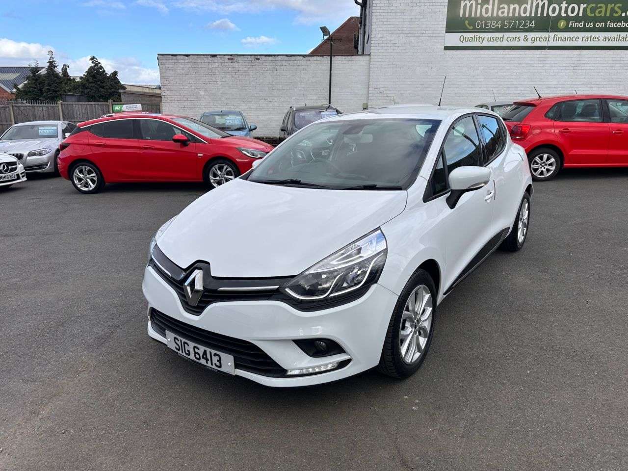 A 2017 RENAULT CLIO 0.9 TCe Dynamique Nav Hatchback 5dr Petrol Manual Euro 6 (s/s) (90 ps) SERV A 2017 RENAULT CLIO 0.9 TCe Dynamique Nav Hatchback 5dr Petrol Manual Euro 6 (s/s) (90 ps) SERV