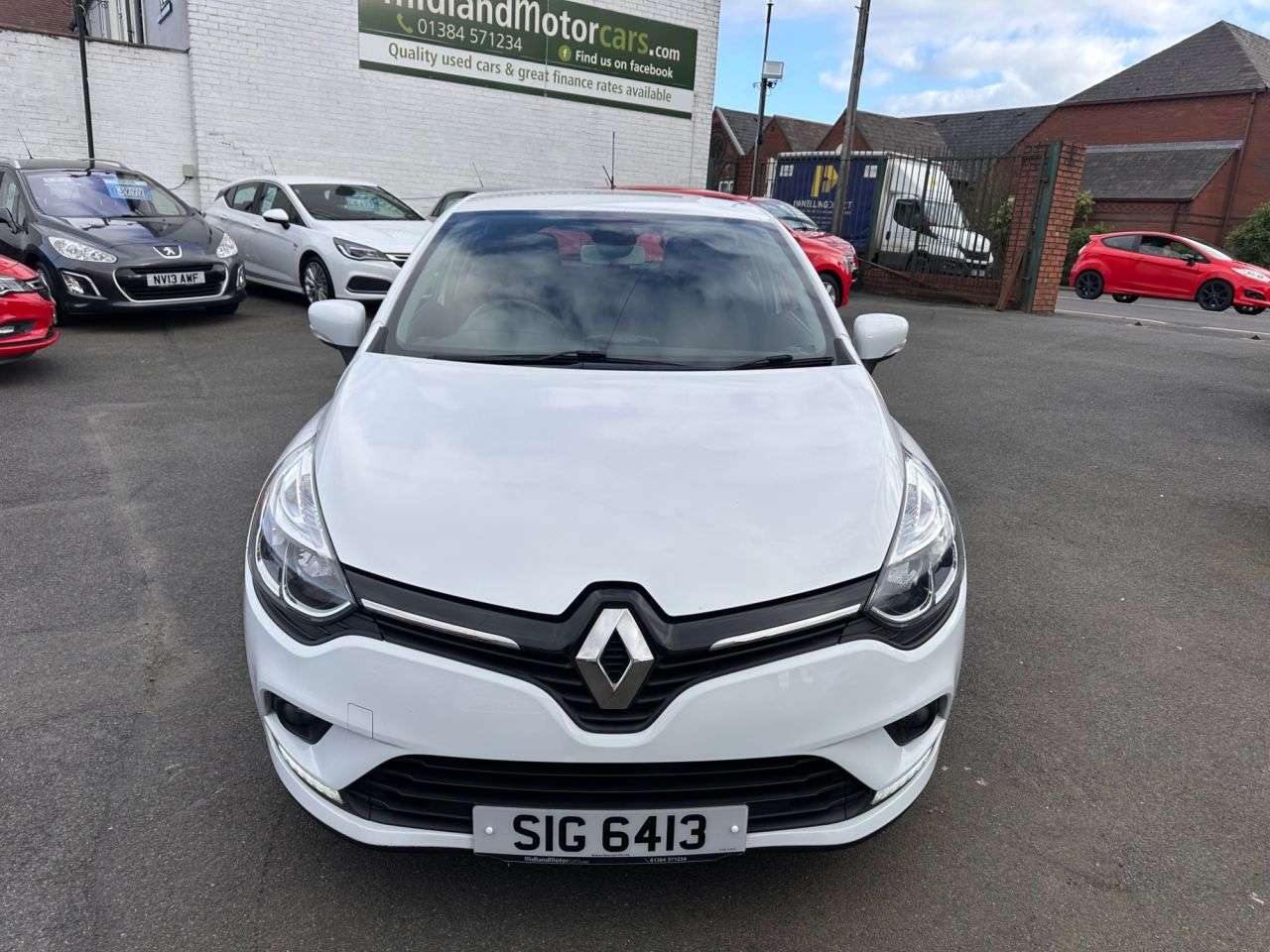A 2017 RENAULT CLIO 0.9 TCe Dynamique Nav Hatchback 5dr Petrol Manual Euro 6 (s/s) (90 ps) SERV A 2017 RENAULT CLIO 0.9 TCe Dynamique Nav Hatchback 5dr Petrol Manual Euro 6 (s/s) (90 ps) SERV