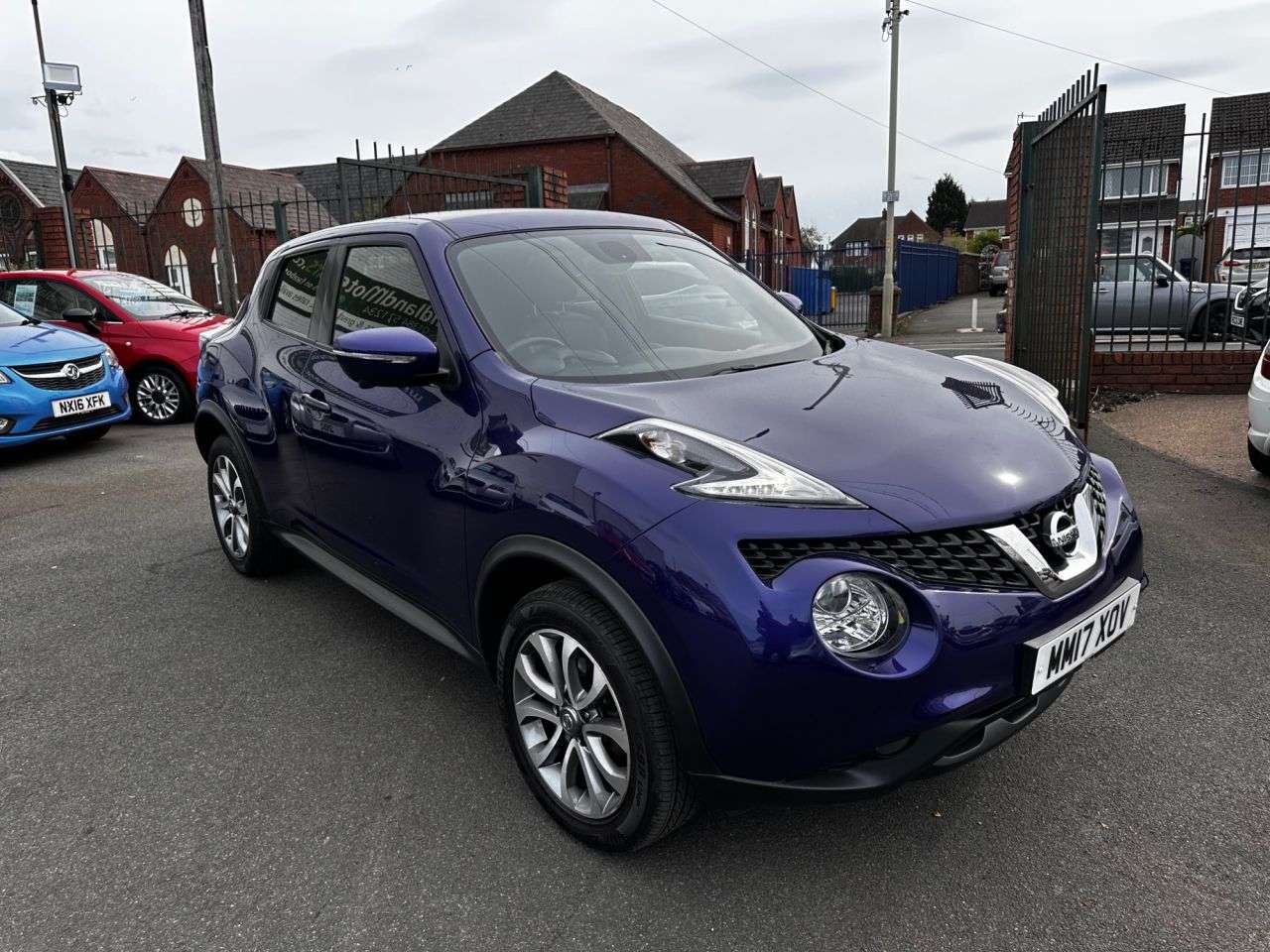 A 2017 NISSAN JUKE 1.6 Tekna SUV 5dr Petrol XTRON Euro 6 (117 ps) SERVICE HISTORY-NAV-BLUETOOT A 2017 NISSAN JUKE 1.6 Tekna SUV 5dr Petrol XTRON Euro 6 (117 ps) SERVICE HISTORY-NAV-BLUETOOT