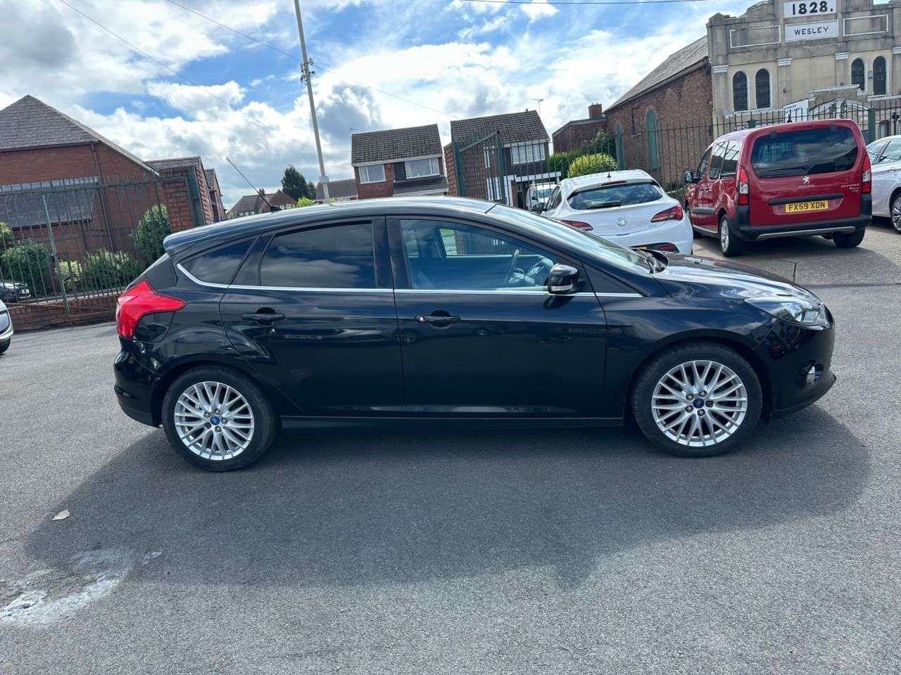 A 2012 FORD FOCUS 1.0T EcoBoost Zetec Hatchback 5dr Petrol Manual Euro 5 (s/s) (125 ps) SERVI A 2012 FORD FOCUS 1.0T EcoBoost Zetec Hatchback 5dr Petrol Manual Euro 5 (s/s) (125 ps) SERVI