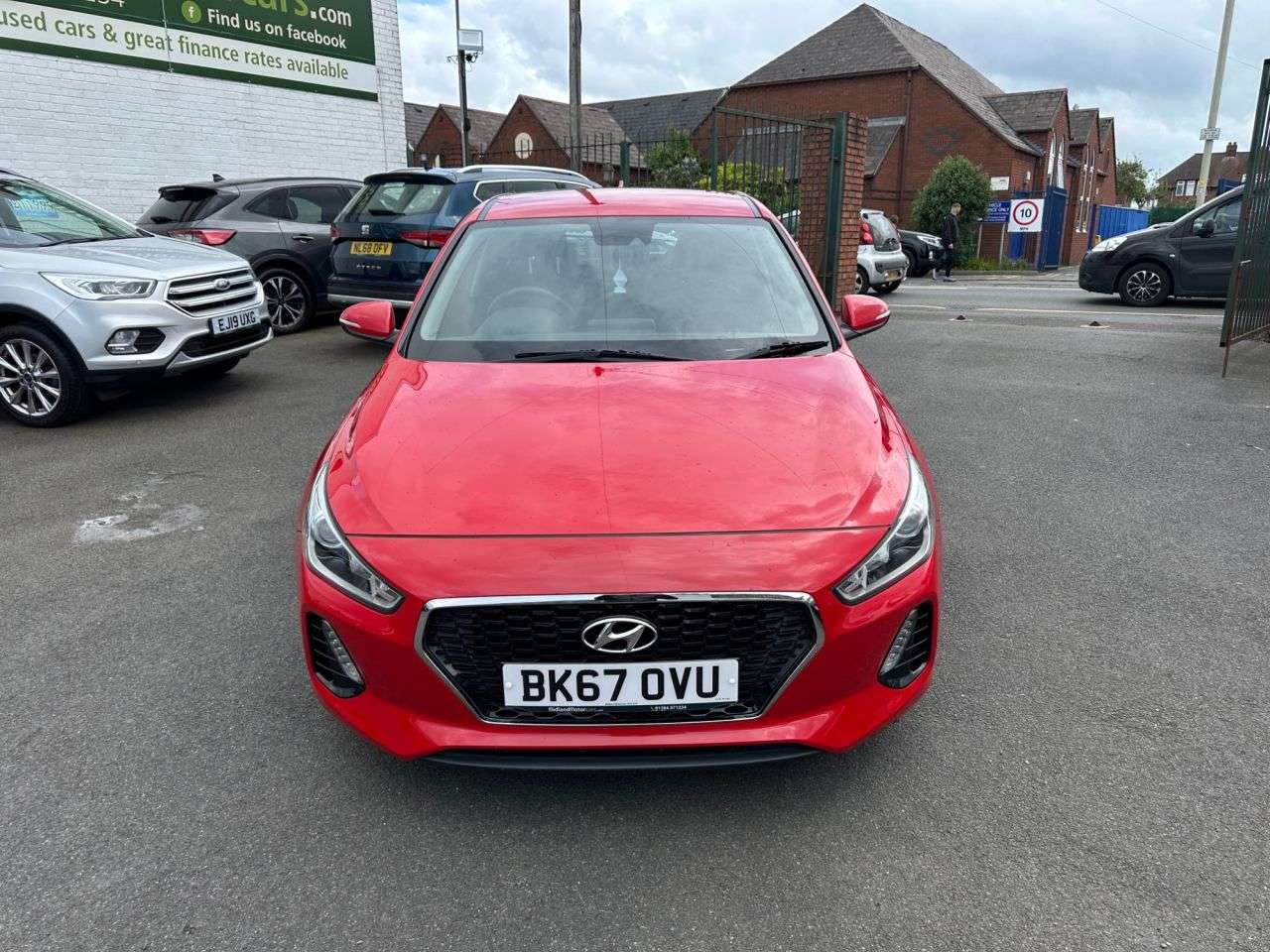 A 2017 HYUNDAI I30 1.0 T-GDi Blue Drive S Hatchback 5dr Petrol Manual Euro 6 (s/s) (120 ps) SE A 2017 HYUNDAI I30 1.0 T-GDi Blue Drive S Hatchback 5dr Petrol Manual Euro 6 (s/s) (120 ps) SE