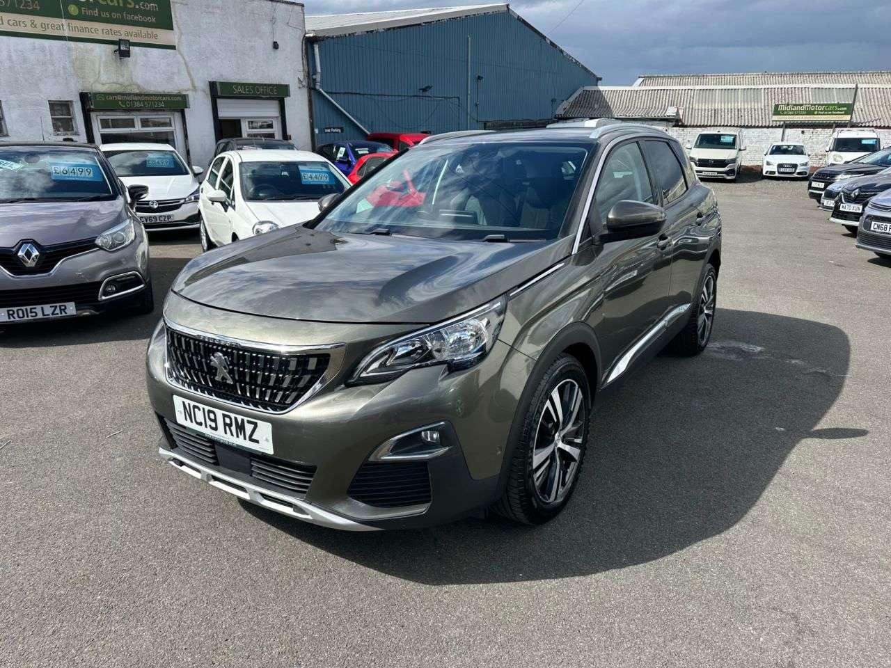 A 2019 PEUGEOT 3008 1.5 BlueHDi Allure SUV 5dr Diesel Manual Euro 6 (s/s) (130 ps) 1 FORMER KEE A 2019 PEUGEOT 3008 1.5 BlueHDi Allure SUV 5dr Diesel Manual Euro 6 (s/s) (130 ps) 1 FORMER KEE