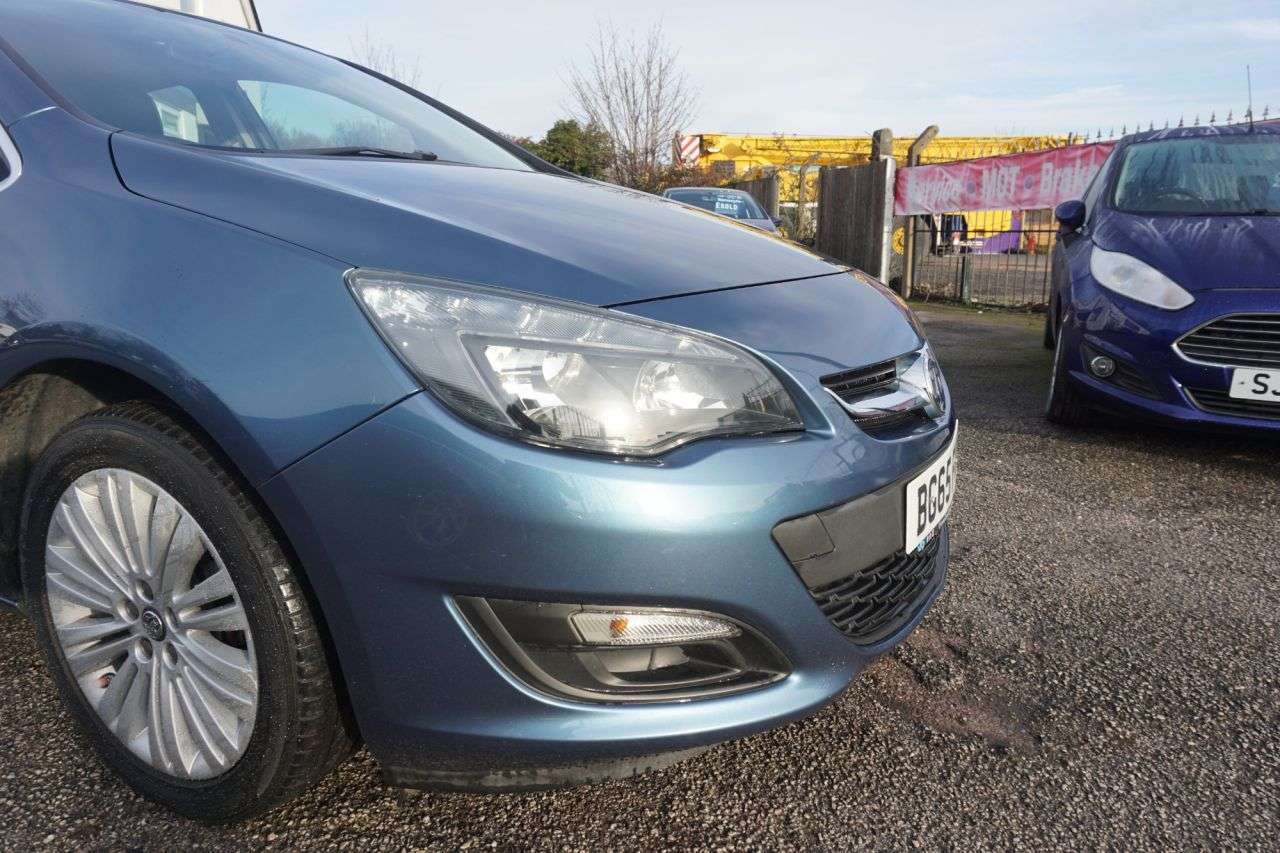 A 2015 VAUXHALL ASTRA 1.4i Excite Hatchback 5dr Petrol Manual Euro 6 (100 ps) Air Conditioning. A A 2015 VAUXHALL ASTRA 1.4i Excite Hatchback 5dr Petrol Manual Euro 6 (100 ps) Air Conditioning. A